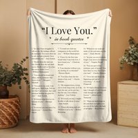 Ich Liebe Dich in Buch Zitate Decke Buchliebhaber Zitat Bettdecke Romantasy Fandom Bookish Merch Romance Reader Light Academia Bücher Schlafzimmer Ich Liebe Dich in Buch Zitate Decke Buchliebhaber Zitat Bettdecke Romantasy Fandom Bookish Merch Romance Reader Light Academia Bücher Schlafzimmer von Studiochateau