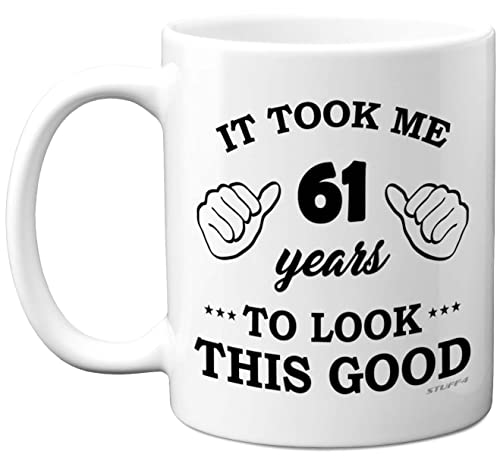 Stuff4 Geburtstagsgeschenke für Männer und Frauen Geburtstags-Tasse für 61 Jahre It Took Me 61 Years to Look This Good Tasse 325 ml Keramik spülmaschinenfest für ihn oder Ihren besonderen Tag von Stuff4
