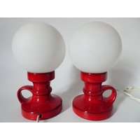 Lampenpaar Von Steuler 575/12 70 Er Jahre, Glaskugel Auf Leuchtend Rot Glasiertem Fuß Mit Griff, Funktionsfähig Original Verkabelung Lampenpaar Von Steuler 575/12 70 Er Jahre, Glaskugel Auf Leuchtend Rot Glasiertem Fuß Mit Griff, Funktionsfähig Original Verkabelung von StuggiVintage