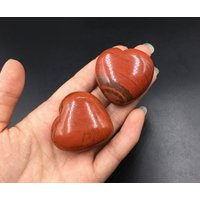 1, 6" Roter Jaspis Stein Herz Kristall Hand Geschnitzt-Geschwollene Rote Geformt Heilstein Energie Crystal Geschenk Ch von StunningGem