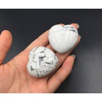 1.6" Weiß Howlith Stein Herz Kristall Natürlichen Weißen Edelstein Geschnitzt Geschwollene Herzförmigen Heilende Energie Crystal Geschenk Ch von StunningGem