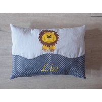 Babykissen, Kinderkissen Mit Name "Löwe" Grau Babykissen, Kinderkissen Mit Name "Löwe" Grau von Stupsnadel
