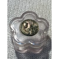 Religiöse Vintage Rosenkranz Pill Box Trinket Lucite Italien Blume Geformte Ikone Heiliges Lot Mutter Und Kind von StyleSourceNYC
