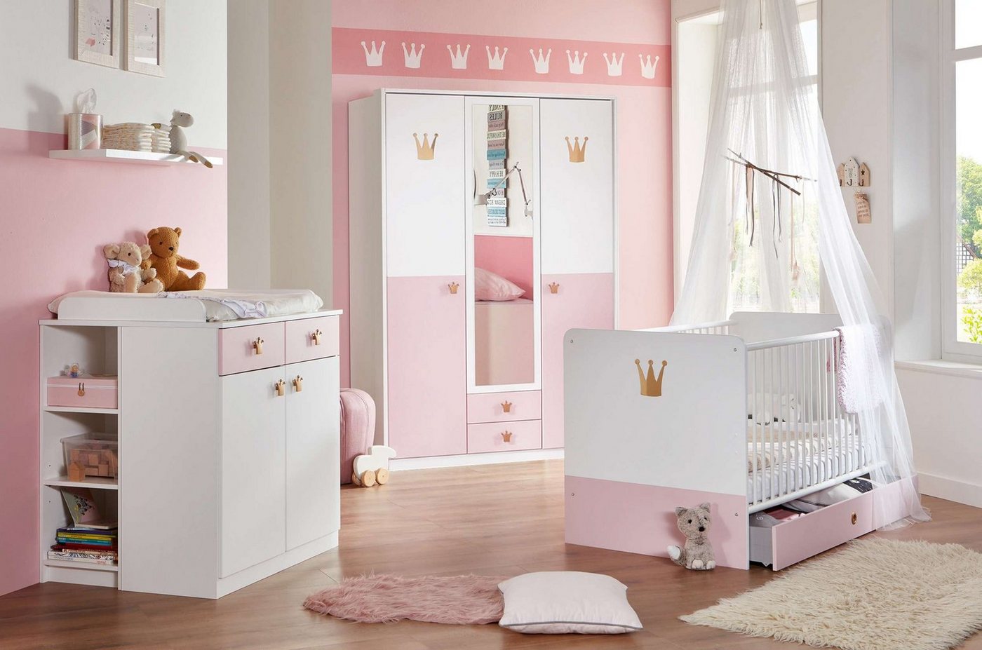 Stylefy Babymöbel-Set Emilie II Weiß Pastellrosa, (Babyzimmer-Set, Set (4-St), bestehend aus 1xBabybett, 1xDrehtürenschrank, 1xWickelkommode, 1xWandregal, mit Bettkasten und Spiegel, Soft-Close Funktion, Modern von Stylefy