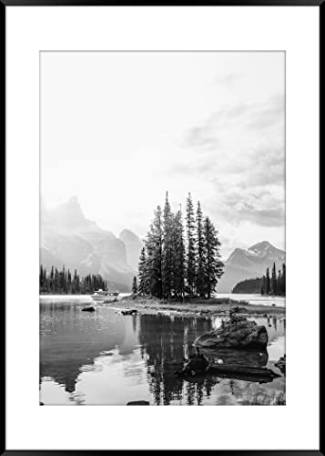 STYLER Gerahmtes Bild Island and Lake 50 x 70 cm I Schwarz-Weiß Fotografie Insel mit See und Bergen minimalistisch modern I Wandbild Wohnzimmer Schlafzimmer Büro I Wanddeko mit schwarzem Rahmen von STYLER