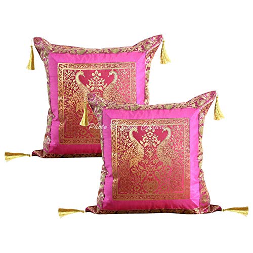 Stylo Culture Ethnisch Brokat Dekorativ Lounge Sofa Kissenbezüge 45 x 45 cm Magenta Pink Gold 18x18 Jacquard Brokat Border Quasten Polydupion Seide Pfau Blumen Kopfkissenbezug | 2er Set von Stylo Culture