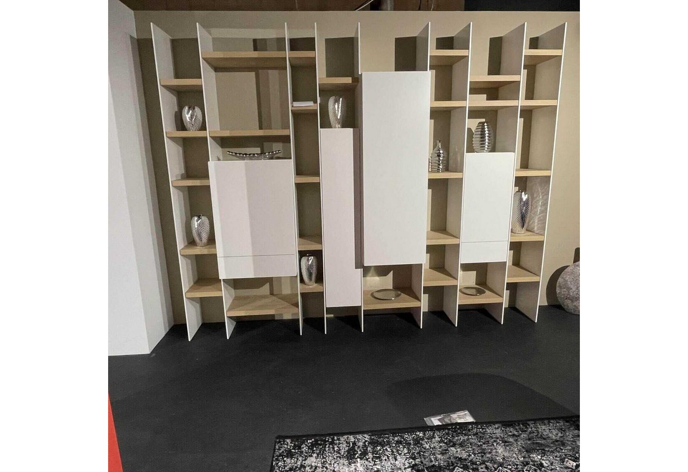 Sudbrock Anbauschrank Wohnwand Cubo Glattlack Verkehrsweiß Mit 4 Drehtüren Und 2 Schubkästen Sudbrock Anbauschrank Wohnwand Cubo Glattlack Verkehrsweiß Mit 4 Drehtüren Und 2 Schubkästen von Sudbrock