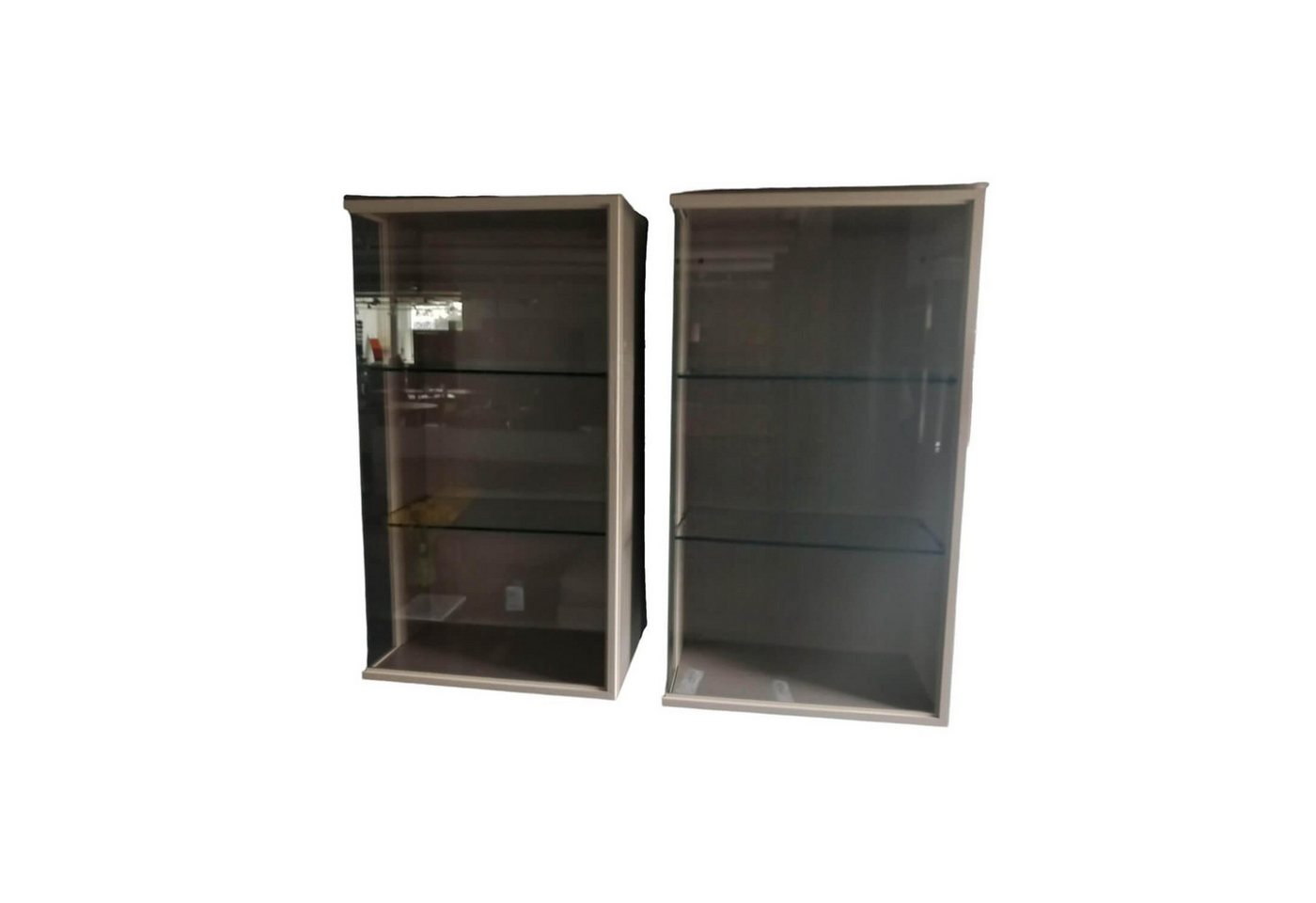 Sudbrock Standvitrine 2er-Set Hängeschränke Cubo Glas Farbe Glattlack Kaschmir Grau Beige Sudbrock Standvitrine 2er-Set Hängeschränke Cubo Glas Farbe Glattlack Kaschmir Grau Beige von Sudbrock