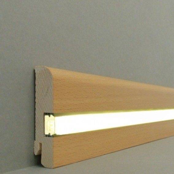 Zeitgemäße Licht Fußleiste Echtholz furniert, lackiert hell braun (20 x 80 x 2500 mm) 20.80.2L von Südbrock