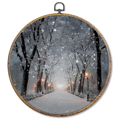 Sufamb Runde Wandkunst-Dekoration, Motiv: Winter, Weihnachten, Urlaub, Land, Dorf, Straße, Landschaft, Leinwand, Kunstwerk, gerahmt, gemütlicher Winter-Wandbehang, Dekorationen für Zuhause, Wohnzimmer Sufamb Runde Wandkunst-Dekoration, Motiv: Winter, Weihnachten, Urlaub, Land, Dorf, Straße, Landschaft, Leinwand, Kunstwerk, gerahmt, gemütlicher Winter-Wandbehang, Dekorationen für Zuhause, Wohnzimmer von Sufamb