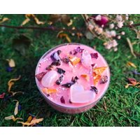 Goddess Glow - Selbstliebe & Inneres Strahlen Ritual Maxi Teelicht Mit Blüten, Kräutern Und Edelsteinen Goddess Glow - Selbstliebe & Inneres Strahlen Ritual Maxi Teelicht Mit Blüten, Kräutern Und Edelsteinen von SugarAndSpell