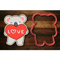 Koala Bär Hält Ein Herz Im Stehen - Valentines Ausstecher von SugarDashCo