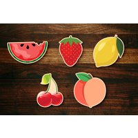 Obst Ausstecher Set Mit Kirsche, Wassermelone, Zitrone, Pfirsich Und Erdbeere von SugarDashCo