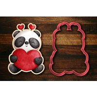 Pandabär Mit Herzohren Hält Ein Großes Herz - Valentines Ausstecher von SugarDashCo