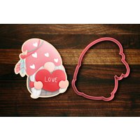 Valentine's Wichtel #8 - Mädchenzwerg Mit Federhut, Der Ein Herz Hält Ausstecher von SugarDashCo