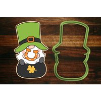 st. Patricks Day Gnome #3 Ausstecher - Sitzend Auf Einem Topf Voll Gold von SugarDashCo