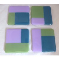 Handgefertigte Glasuntersetzer - Kombination Aus Seladongrün, Flieder Und Duskyblau 4Er-Set Getränke Barzubehör Handgefertigtes Glasgeschenk Handgefertigte Glasuntersetzer - Kombination Aus Seladongrün, Flieder Und Duskyblau 4Er-Set Getränke Barzubehör Handgefertigtes Glasgeschenk von SugarLipsGlass