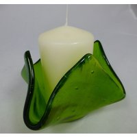 Handgefertigter Irisierender Kerzenhalter Aus Grünem Glas Mit Hübschem Farnblatt-Prägedesign - Handgemachtes Glasgeschenk Weihnachtsgeschenkthema von SugarLipsGlass