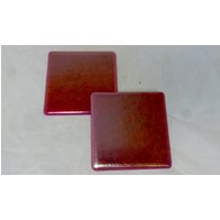 Handgefertigtes Set Mit 2 Irisierenden Dunkelrosa Glasuntersetzern Weißer Basis - Handgemachtes Einzigartiges Glasgetränkemattengeschenk von SugarLipsGlass