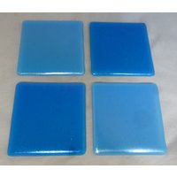 Irisierende Türkisblaue Handgemachte Glasuntersetzer Mit Hell- Und Dunkelblauem Studioglas - 4Er-Set Handgefertigtes Geschenk Barware-Getränkematte Irisierende Türkisblaue Handgemachte Glasuntersetzer Mit Hell- Und Dunkelblauem Studioglas - 4Er-Set Handgefertigtes Geschenk Barware-Getränkematte von SugarLipsGlass