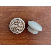 30 Mm Ahorn | Jugendstil Massivholz Möbelknauf, Designer Holzknauf, Schubladenknauf, Holzgriff, Do It Yourself 30 Mm Ahorn | Jugendstil Massivholz Möbelknauf, Designer Holzknauf, Schubladenknauf, Holzgriff, Do It Yourself von SugarMapleHomeDecor