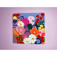 Große Gelochte Blumen Wandbehang - Hand Getuftet Floral Maximalist Eklektisch Bunt Funky Trendig Wandteppich Kunst Dekor Dopamin Pop Art von SugarpillStudios