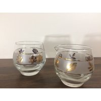 2 Stück Set Goldbesatz Herbstlaub Milchglas Vorrat Barware, Midcentury Gläser von SugartownKitsch