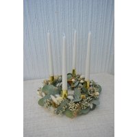 Adventskranz „Eukalyptus Christmas" Aus Haltbaren Trockenblumen Kranz Advent Weihnachten |Geschenk Weiß Eukalyptus Grün Creme Kerzen 27 cm von Suitcaselovers