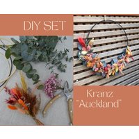 Diy Kranz Set Zum Selbst Binden Trockenblumenkranz Wandkranz „Auckland" Türkranz Dekokranz Wohn Deko Boho Eukalyptus Mit Ring Nach Wahl 25cm Diy Kranz Set Zum Selbst Binden Trockenblumenkranz Wandkranz „Auckland" Türkranz Dekokranz Wohn Deko Boho Eukalyptus Mit Ring Nach Wahl 25cm von Suitcaselovers