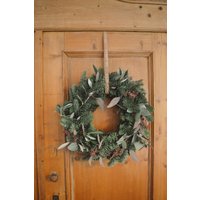 Tannenkranz Frisch Dekokranz Türkranz „Winterberry" Wandkranz Eukalyptus Blühend Adventskranz Weihnachten Olive Grün Rot Advent Tannenkranz Frisch Dekokranz Türkranz „Winterberry" Wandkranz Eukalyptus Blühend Adventskranz Weihnachten Olive Grün Rot Advent von Suitcaselovers