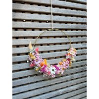 Trockenblumenkranz „Amlapura" Wandkranz Türkranz Deko Schleierkraut Rosa Weiß Gold Strohblumen Orange Rot Kranz Dekokranz Bunt von Suitcaselovers