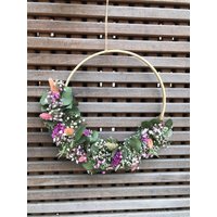 Trockenblumenkranz „Antwerp" Blumenkranz Floral Hoop Wandkranz Türkranz Eukalyptus Rosa Peach Schleierkraut Holz Bambus Dekokranz von Suitcaselovers