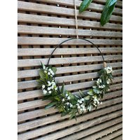 Trockenblumenkranz „Chania" Wandkranz Türkranz Deko Boho Dekokranz Geschenk Eukalyptus Schleierkraut Weiß Grün Getrocknete Olive von Suitcaselovers