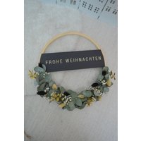 Trockenblumenkranz „Christmas Is Coming" Frohe Weihnachten Wandkranz Türkranz Advent Geschenk Weihnachten Deko Schwarz Eukalyptus Gold 25 cm Trockenblumenkranz „Christmas Is Coming" Frohe Weihnachten Wandkranz Türkranz Advent Geschenk Weihnachten Deko Schwarz Eukalyptus Gold 25 cm von Suitcaselovers