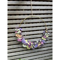 Trockenblumenkranz „Florence" Wandkranz Türkranz Deko Boho Dekokranz Geschenk Schleierkraut Weiß Rosa Gelb Lila Statice Strandflieder von Suitcaselovers