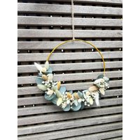 Trockenblumenkranz „Porto" Wandkranz Blumen Türkranz Dekokranz Geschenk Home Dekoration Deko Boho Blau Eukalyptus Beige Weiß von Suitcaselovers