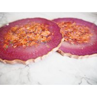 Beere Geode Resin Untersetzer, Untersetzer Set, & Rosegold Geschenke Für Zuhause, Platzsets Beere Geode Resin Untersetzer, Untersetzer Set, & Rosegold Geschenke Für Zuhause, Platzsets von SukiSaburDesigns