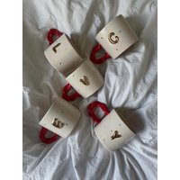 Personalisierte Buchstaben-Tasse 24C Gold Initial, Roter Gedrehter Griff von SukupotCeramics