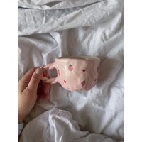 Handgemachte Keramik Erdbeer-Tasse Rosa Mit Roten Herzen von SukupotCeramics