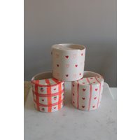 Handgemachte Keramik Reisebecher Erdbeerherzen Design, Wiederverwendbare To-Go Becher von SukupotCeramics