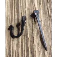 Schwarzer Handgeschmiedeter Haken, Hufeisennagel Schwarzer Handgeschmiedeter Haken, Hufeisennagel von SulzbacherSchmiede