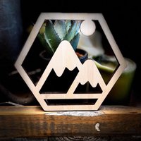Camping Deko Hexagon „Camping Abenteuer - [ Landschaft-Berge ]" Gelasertes Naturholz-Design Geschenk Holz Schild von SumaLaserdesign