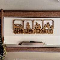 Camping Deko Holzschild Camper "One Life. Live It" - Motivierende Holz-Wanddeko Für Camper, Wohnmobil & Campingliebhaber, Vanlife Geschenk Camping Deko Holzschild Camper "One Life. Live It" - Motivierende Holz-Wanddeko Für Camper, Wohnmobil & Campingliebhaber, Vanlife Geschenk von SumaLaserdesign