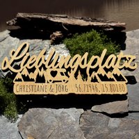 Lieblingsplatz Schriftzug Holz | Campingdeko Wand Oder Standfuß Personalisierbar Geschenkidee Camper Deko Wohnmobil Vanlife Camping von SumaLaserdesign