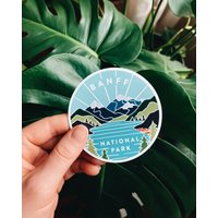 Banff Auto Magnet | Wetterfester Zustandsmagnet Outdoorsy Schließfach Kühlschrankmagnet Automagnet 3 cm von SummerStokesArt