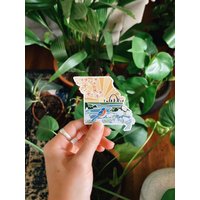 Missouri Automagnet | Wetterfester Magnet Outdoorsy Lockenmagnet Kühlschrankmagnet Wasserdichter 3" Missouri Automagnet | Wetterfester Magnet Outdoorsy Lockenmagnet Kühlschrankmagnet Wasserdichter 3" von SummerStokesArt