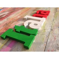 Die Aufschrift Italia Ist Aus Holzbuchstaben, Die Sie Nach Ihren Angaben von SunFla