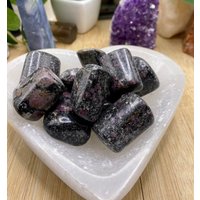 Premium Handpolierter Spinell in Matrix Tumbled Crystal Healing Geode von SunMoonandEarth