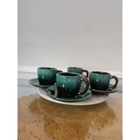 Set Von 4 Mcm Grüne Tropfglasur Keramik Tassen & Untertassen von SundayRestoration