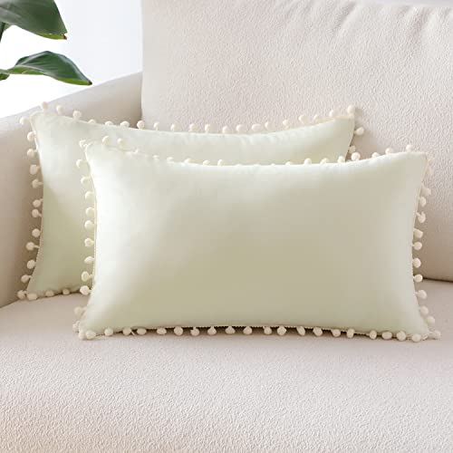 Sungeek 2er Set Samt Kissenbezüge, Dekorativ Zierkissenbezüge Weich Kissenbezug Pompon Dekokissen Sofakissen Couchkissen Deko Bezug Kissenhülle für Sofa Schlafzimmer Wohnzimmer (30x50 cm, Cremeweiß) von Sungeek